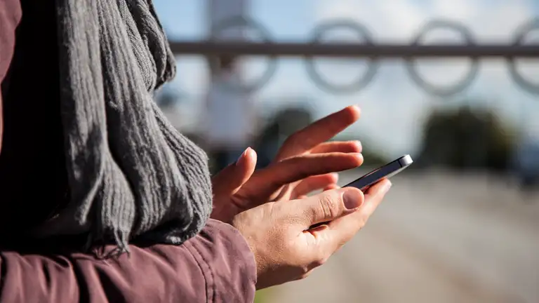 Person tjekker mobil