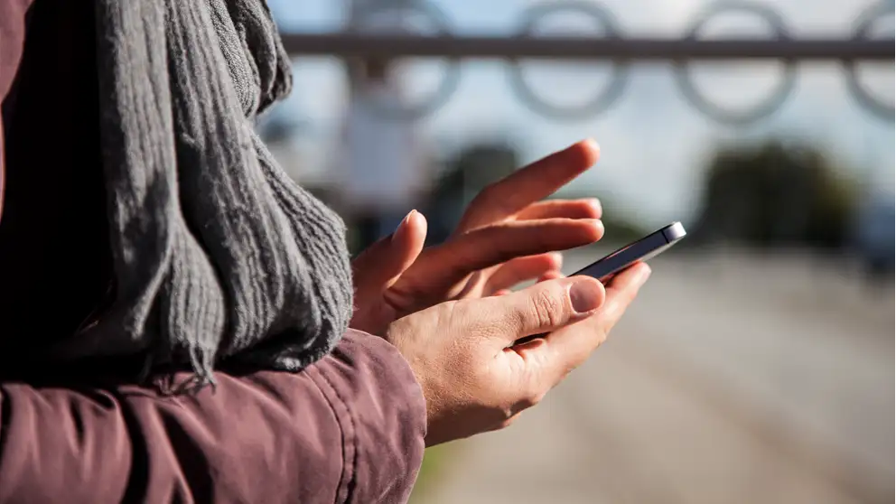 Person tjekker mobil